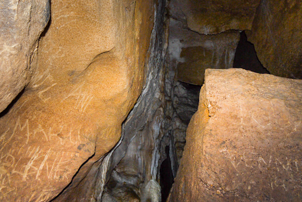Clifden Caves - Dummes Namens-Geschmiere auf den Steinen & mutwillige Zerstörung eines der wenigen Höhlensysteme in Southland - Highlight an der Southern Scenic Route - Südinsel, Neuseeland