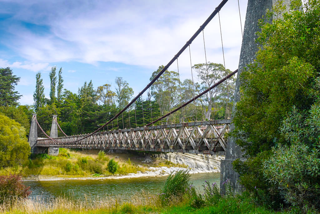Clifden Suspension Bridge überspannt den Waiau River - Historisches Highlight an der Southern Scenic Route - Südinsel, Neuseeland