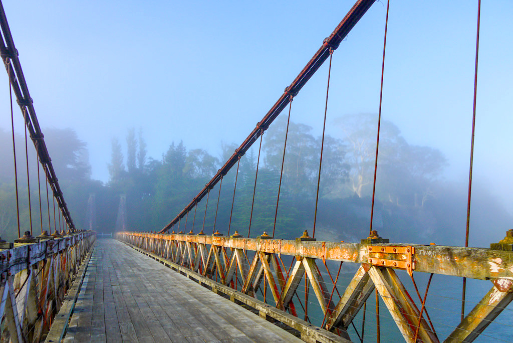 Mystische Clifden Suspension Bridge im frühen Morgenlicht - nahe Tuatapere - Southern Scenic Route - Südinsel, Neuseeland