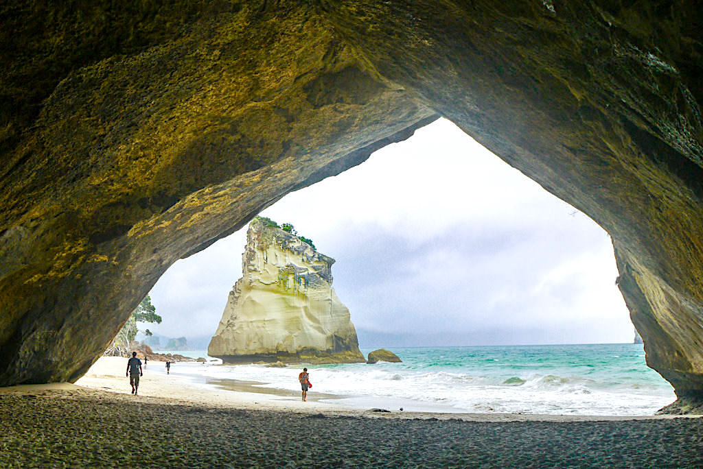 Coromandel Highlights - Malerische Cathedral Cove mit ihren bizarren Felsformationen - Neuseeland, Nordinsel