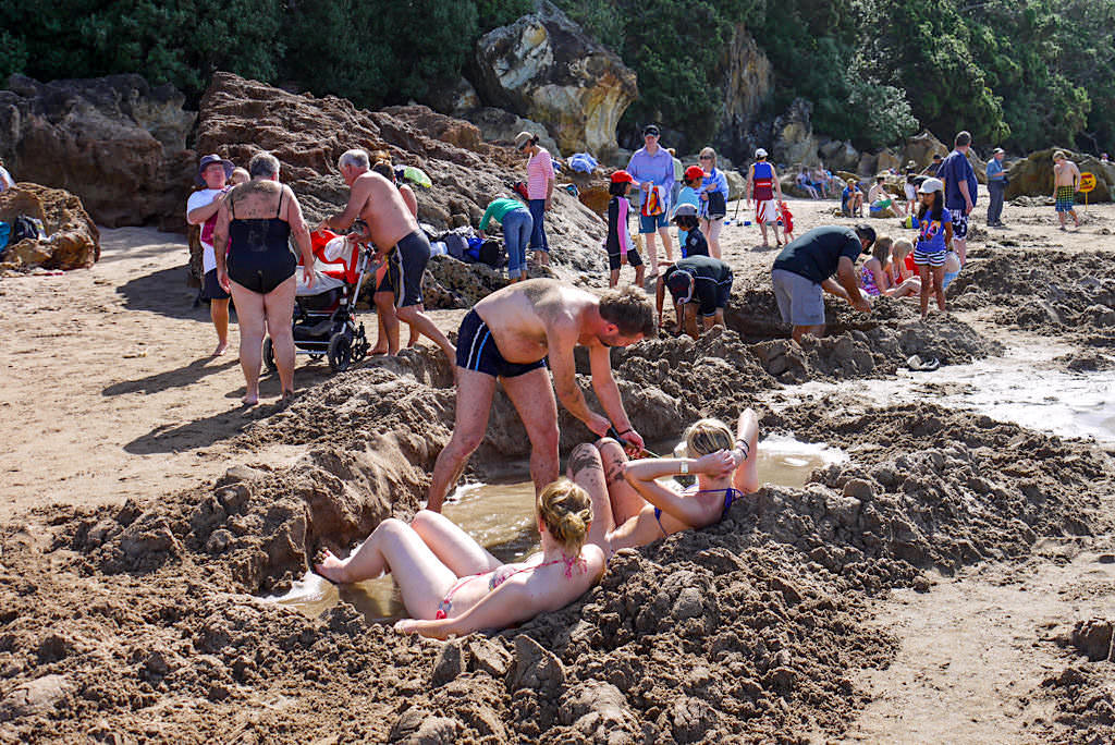 Coromandel Highlights: Hot Water Beach - Relaxen im heißen Thermalwasser in Sandlöchern am Strand - Nordinsel, Neuseeland