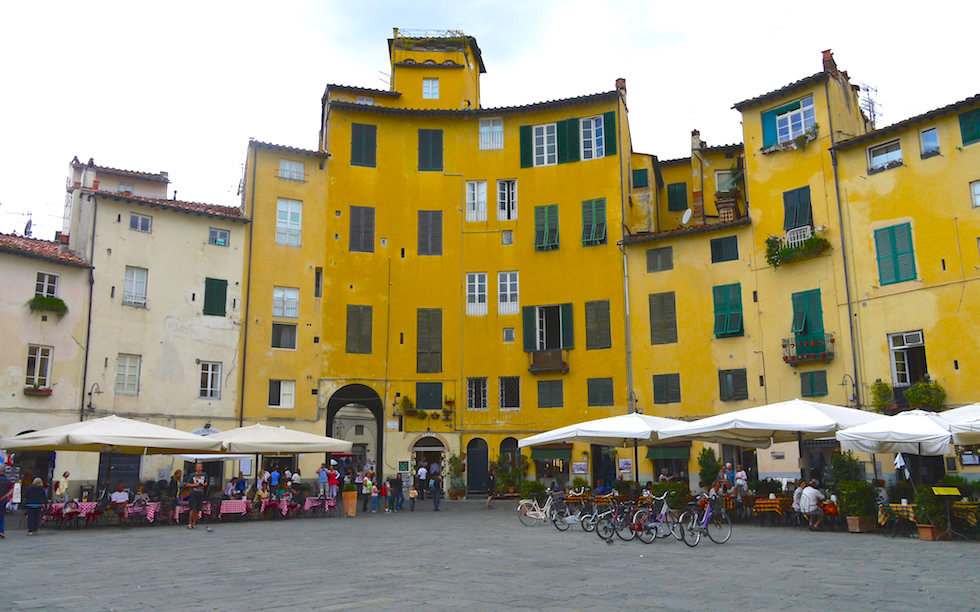 Lucca Piazza dell'Anfiteatro Italien Toskana