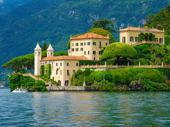 Villa Balbianello vom Comer See aus gesehen ist die schönste aller Villen am Lago di Como - Italien