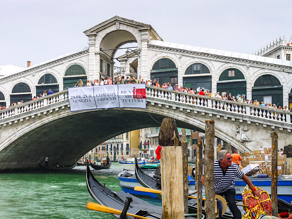 Die berühmte Rialto Brücke gehört zu Hauptattraktionen und Venedig Sehenswürdigkeiten - Italien
