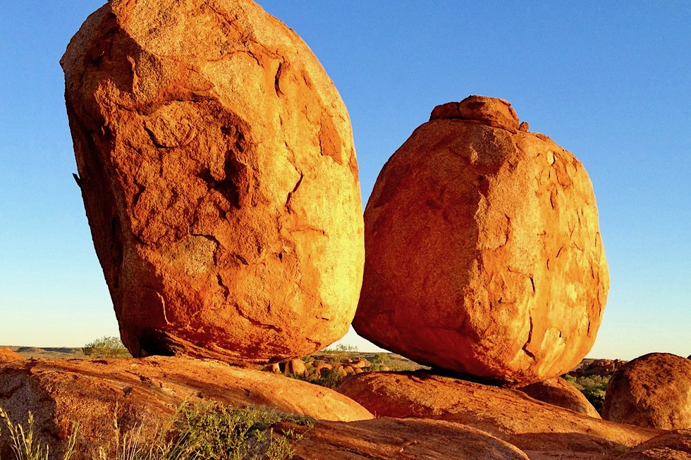 Atemberaubend schöne Devil Marbles - Karlu Karlu Conservation Reserve - Faszinierende Sonnenuntergangsstimmung - Northern Territory