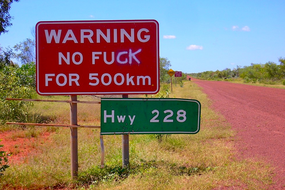 Stuart Highway - Sorgt für Abwechslung & Lachen: Strassenschild mit Australischem Humor - Northern Territory