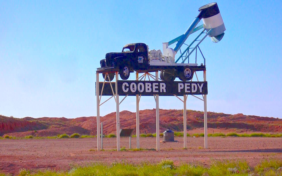 Coober Pedy- Ortschild einmal anders: Opal-Abbau & unterirdisches Wohnen - South Australia