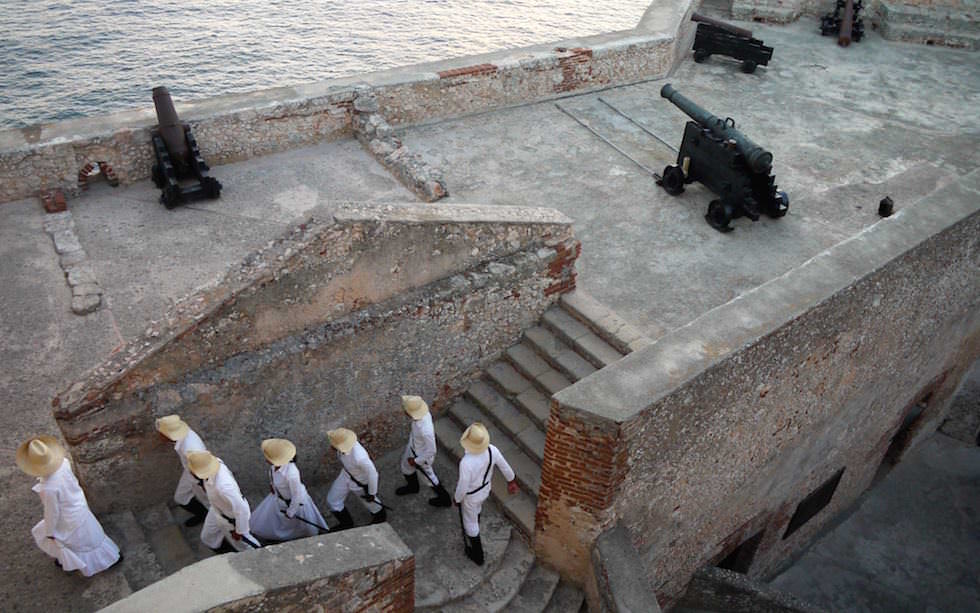 Kanonenschuss Inszenierung El Morro Santiago de Cuba in Kuba