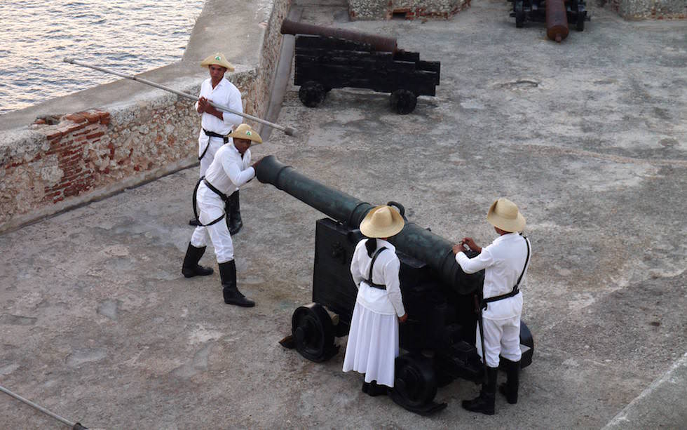 Kanonenschuss Inszenierung El Morro Santiago de Cuba in Kuba