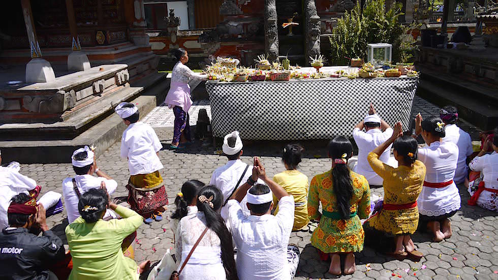 Opferungen im Pura Ulun Danu Bratan oder Pura Bratan Wassertempel in Zentral Bali