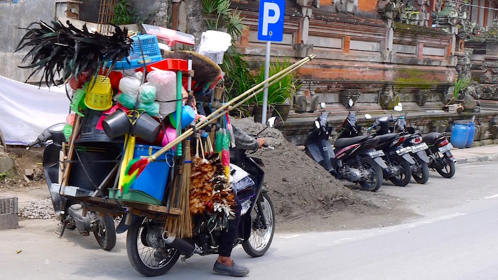 Foto-Essay: Moped bepackt mit Haushaltswaren - Bali