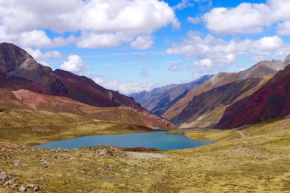 Von Lima nach Cusco über die Hochlandroute - Straße und Bahnschienen zum Ticlio Pass bei San Mateo - Peru