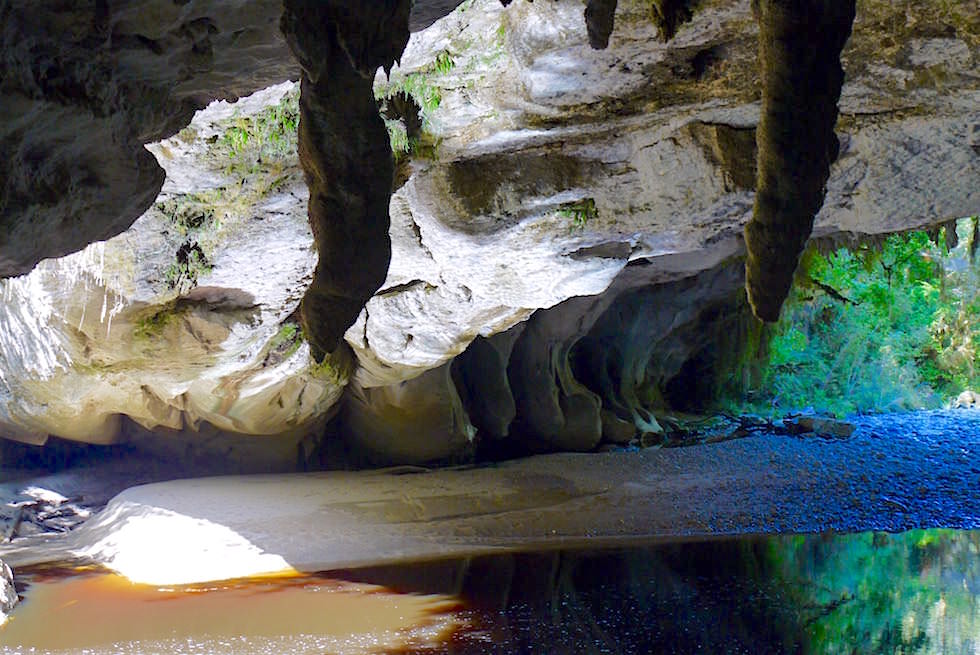 Moria Arch Gate von Moria Cave aus gesehen - Oparara Basin - Neuseeland Südinsel