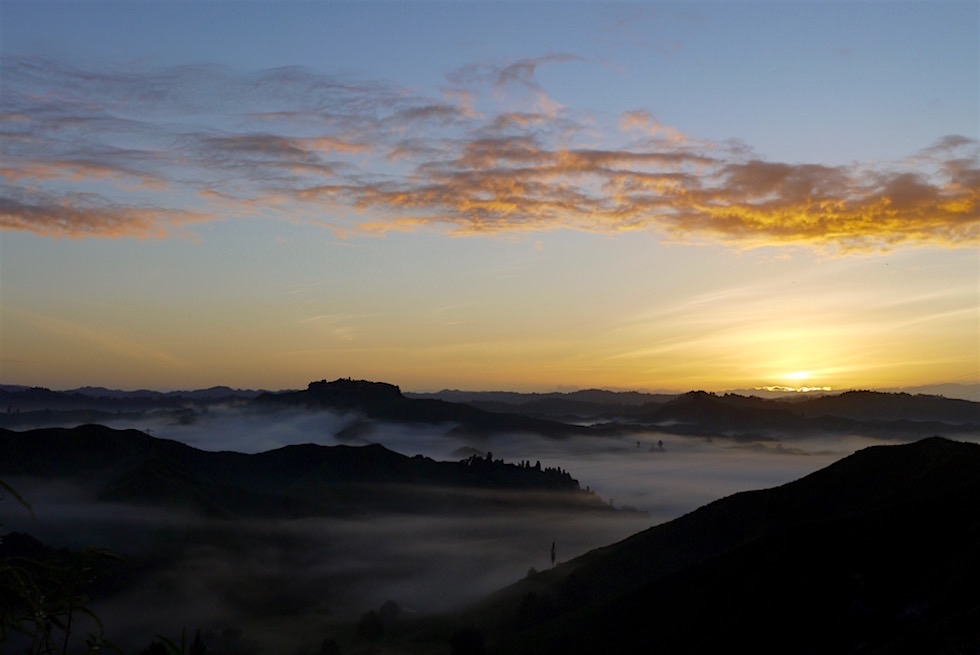 Feuriger Sonnenaufgang am Tahora Sattel - Forgotten World Highway - Neuseeland Nordinsel