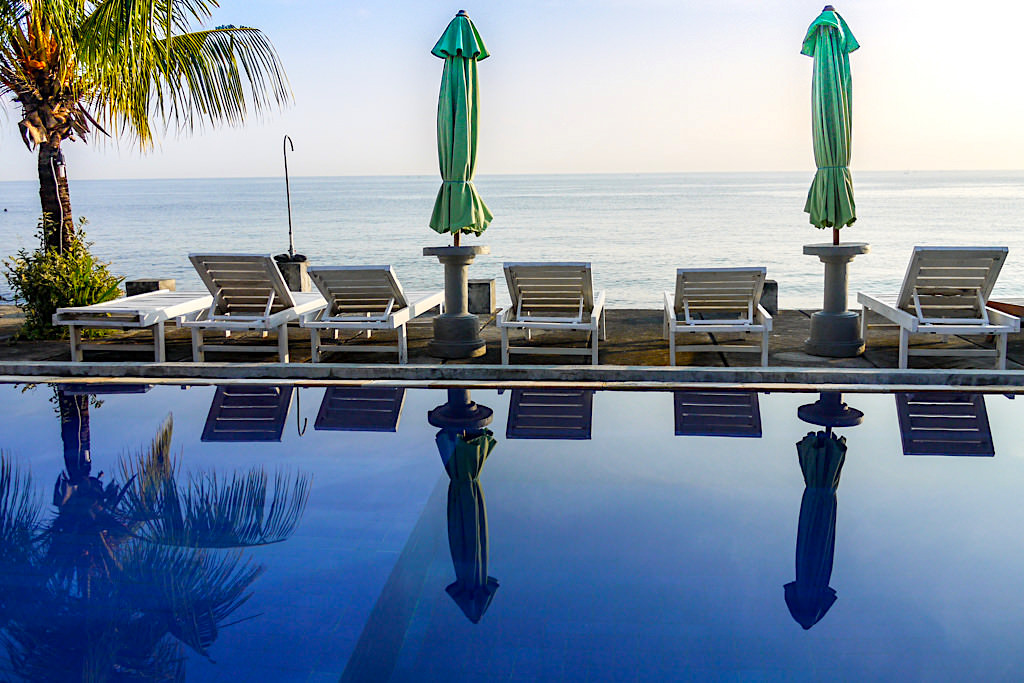 Amed Beach Resort - Schöner Hotel-Pool mit Meerblick - Bali, Indonesien