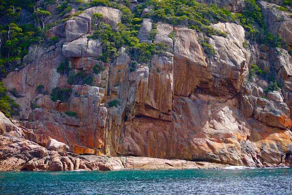Massive Felswände - Wineglass Bay Cruise - Tasmania
