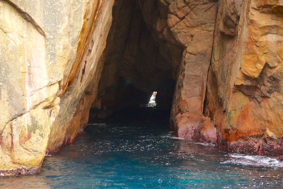 Höhlen an der Freycinet Küste - Wineglass Bay Cruise - Tasmanien