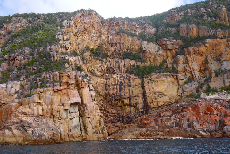 Waterfall Cove an der Freycinet Küste - Wineglass Bay Cruise - Tasmanien