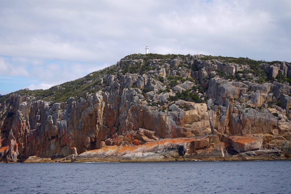 Blick auf das Cape Tourville Lighthouse - Wineglass Bay Cruise - Tasmania