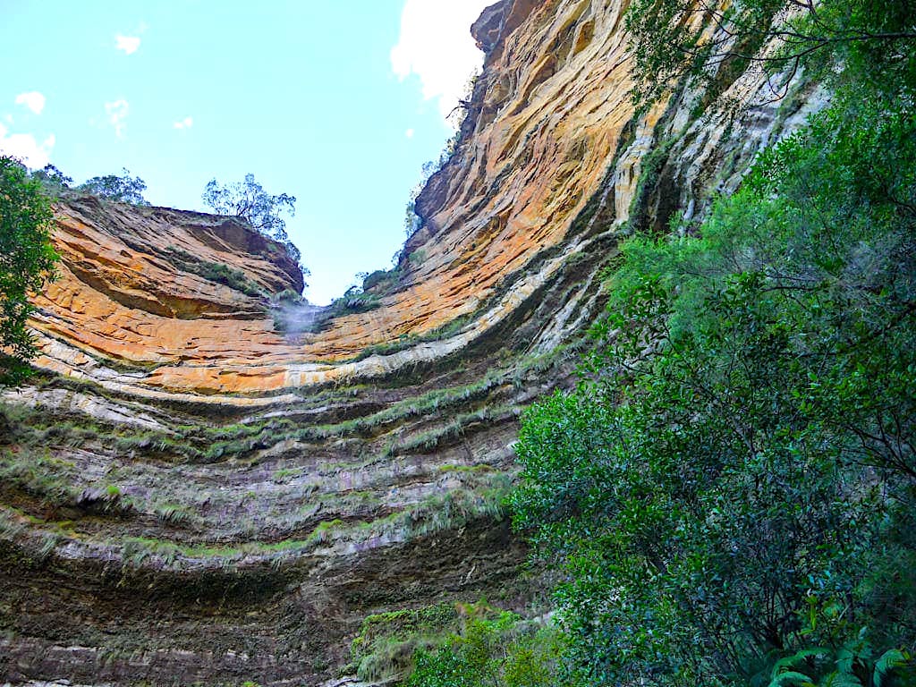 Schönste Blue Mountains Wanderung zu den Wentworth Falls - Ausblick auf leuchtende Steilklippen - New South Wales