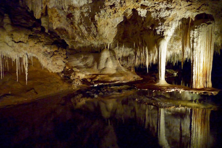 Das überwältigend schöne Highlight des Lake Cave ist der Hängender Tisch - Margaret River Caves - Western Australia