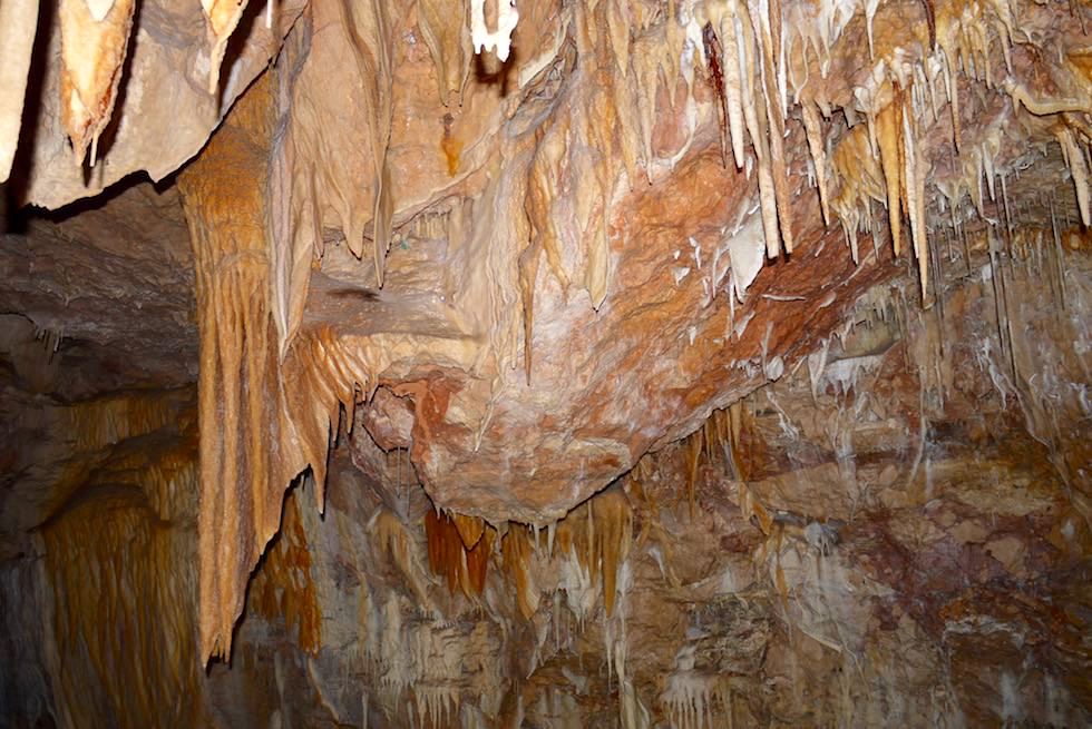Natürliche Farben der Stalaktiten Ngilgi Cave - Western Australia