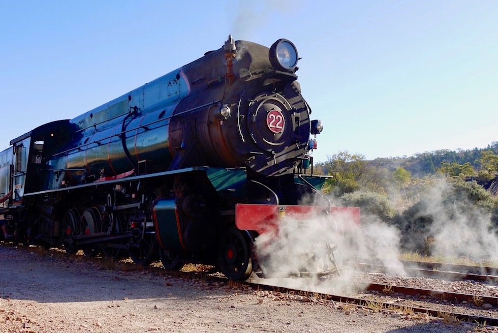 Pichi Richi Pass - Lokomotive stösst Dampf aus - South Australia
