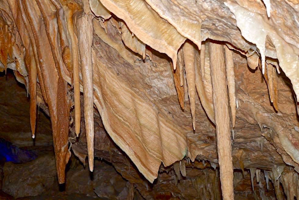 Bunte schöne Sinterfahnen oder Tropfstein-Vorhänge in der Ngilgi Cave - Margaret River Caves - Western Australia