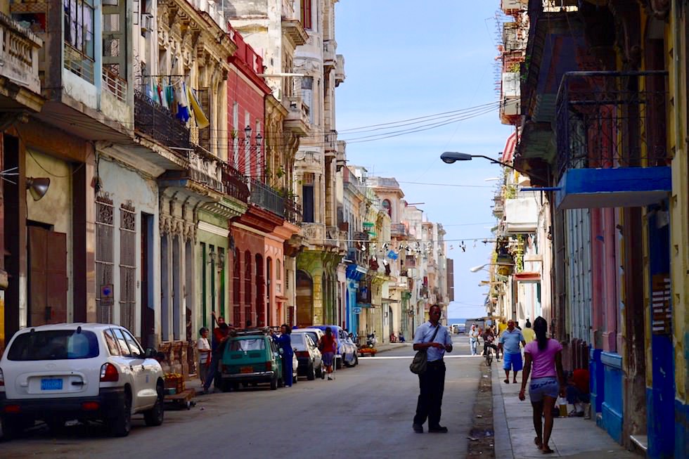 Eine der so charakteristischen bunten Gassen in Havanna - Kuba
