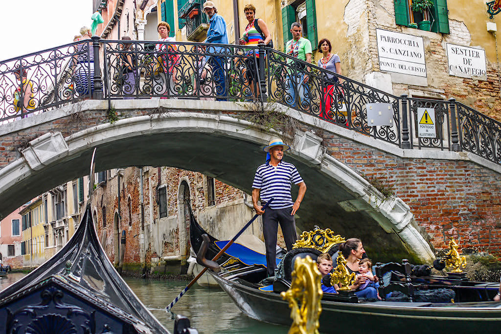 Venedig Stadt auf Pfählen, Stadt der Gondeln und Brücken, aber auch überfüllt von Touristen - Italien