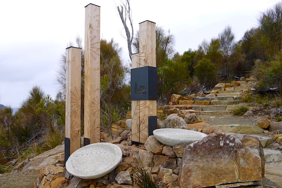 Monument zu Beginn der Cape Hauy Wanderung - Three Capes Walk - Tasman National Park - Tasmanien