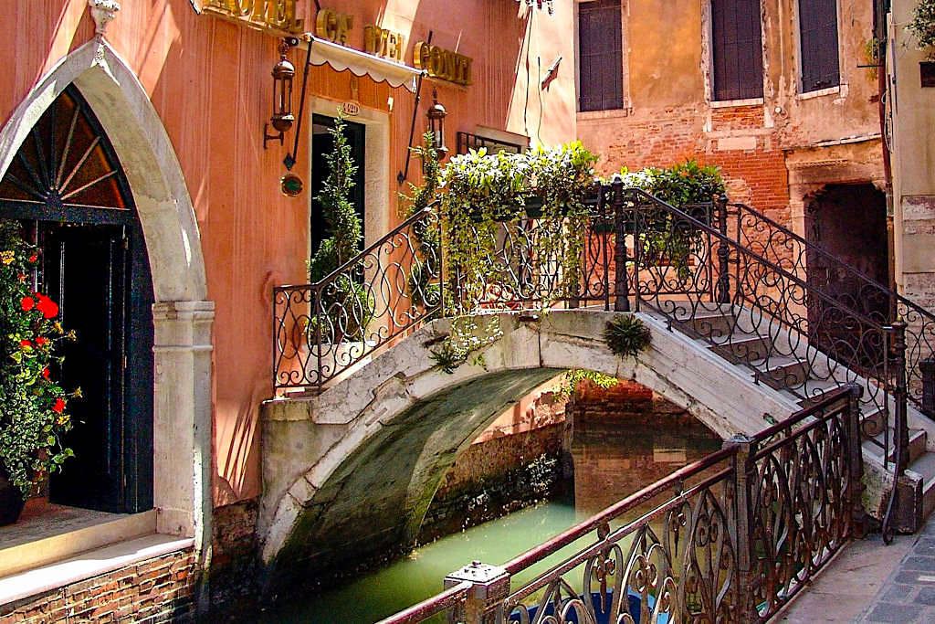 Venedig ist ein spannendes Labyrinth aus enge Gassen, Kanälen & Brücken - Italien