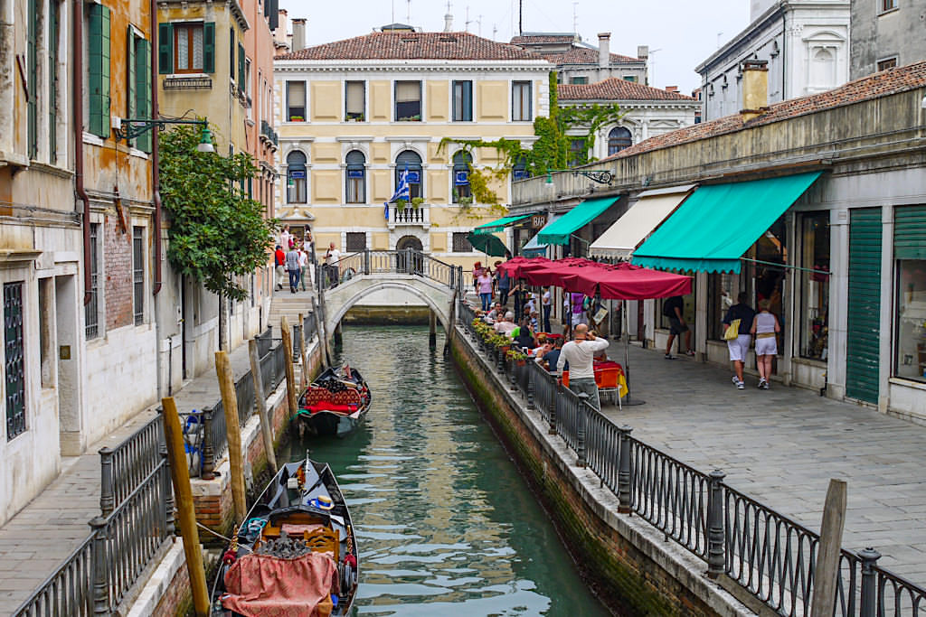 Die zahlreichen Gassen von Venedig werden durch viele kleine Brücken verbunden - Italien
