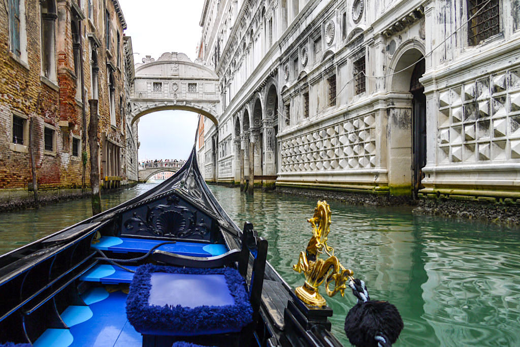 Venedig mit der Gondel durch die Seufzerbrücke - Italien