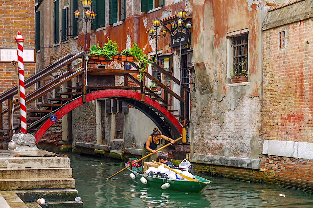Venedig Stadt der Kanäle - Gondeln einst wurde mit ihnen alles transportiert - Italien