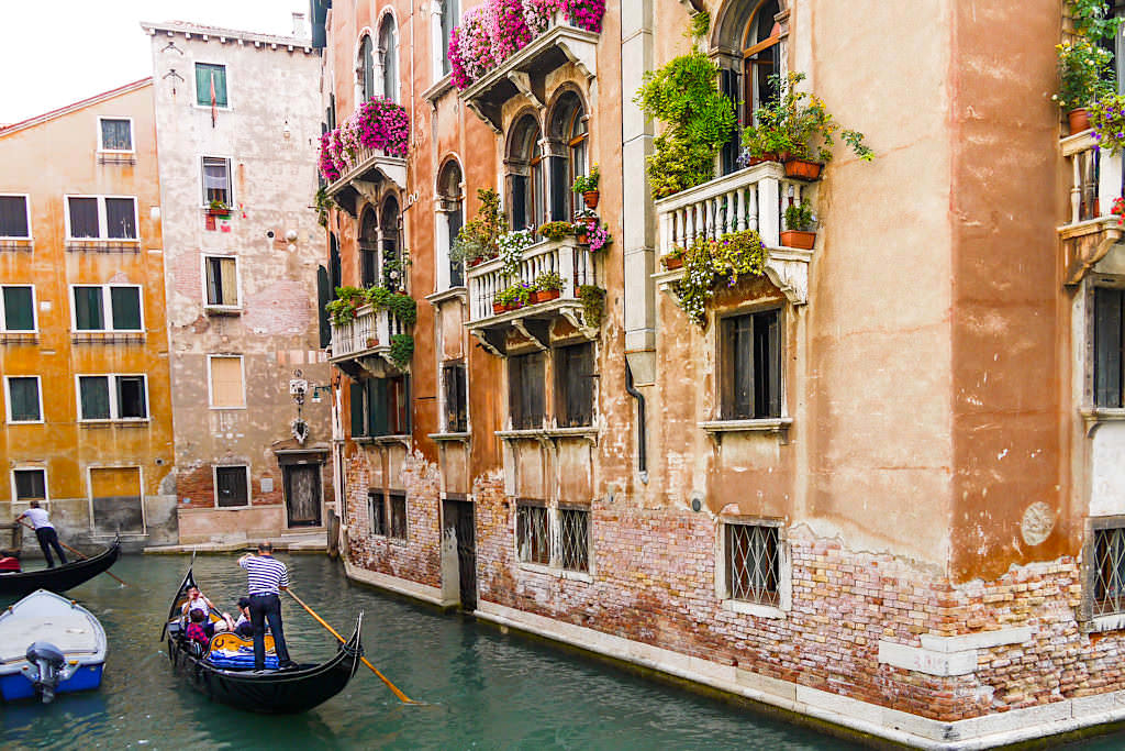 Venedig & sein Morbider Charme: Es fehlen die Gelder, um die Häuser und Prachtbauten instand zu halten - Italien