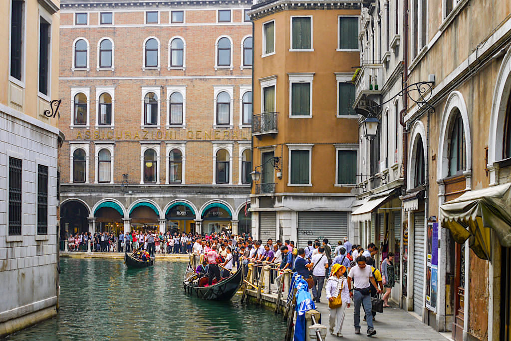 Die Touristen werden zu einem großen Problem Venedigs, das ihm vielleicht sogar den Unesco Welterbestatus kosten kann - Italien