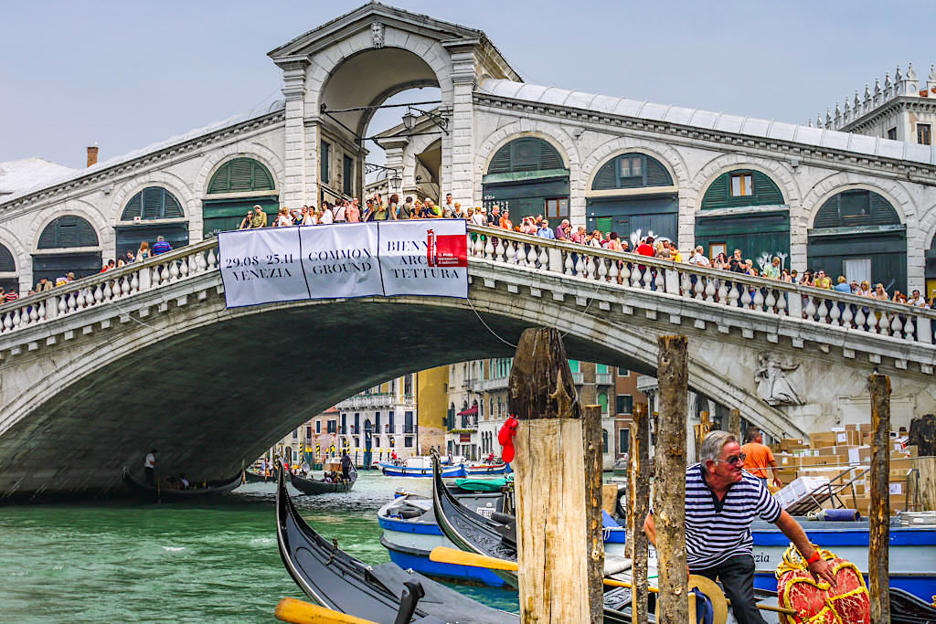 Venedig Sehenswürdigkeit: die Rialto Brücke gehört zu den großen Sehenswürdigkeiten der Stadt auf Pfählen - Italien