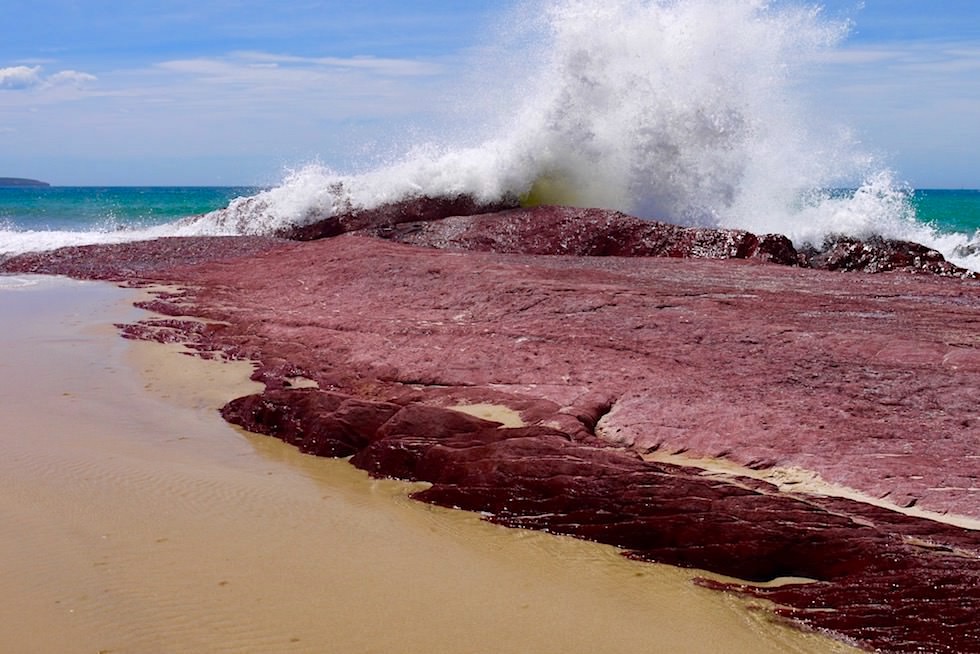 Pambula Beach: rote Felsen, goldener Sand - nördlich Ben Boyd National Park - New South Wales
