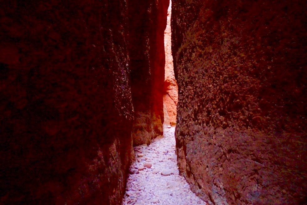 Echidna Chasm - Durchgang zwischen engen Felsspalten - Purnululu NP - Kimberley, Western Australia