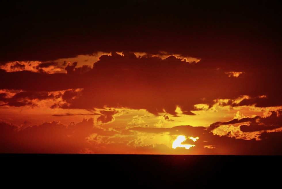 Cable Beach - Faszinierend feuriger Sonnenuntergang & Wolken - Broome - Kimberley, Western Australia