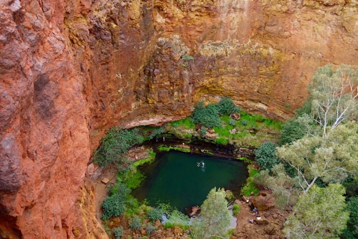 Karijini National Park - Was für ein Ausblick! Circular Pool von oben gesehen - Pilbara, Western Australia
