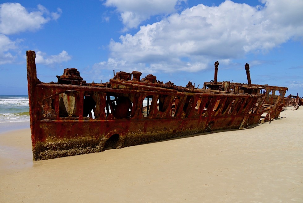 Fraser Island - SS Maheno rostiges Schiffswrack am 75 Mile Beach - Queensland