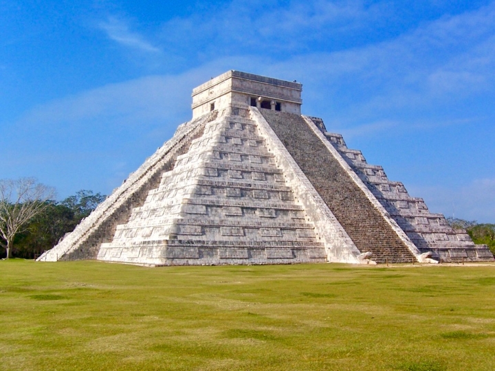 Die bedeutende Maya Stätte Chichen Itza - Pyramide Kukulkan oder El Castillo - Yucatan - Mexiko