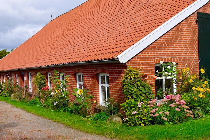 Pilsumer Leuchtturm: Wahrzeichen der Krummhörn & Warfendorf Pilsum