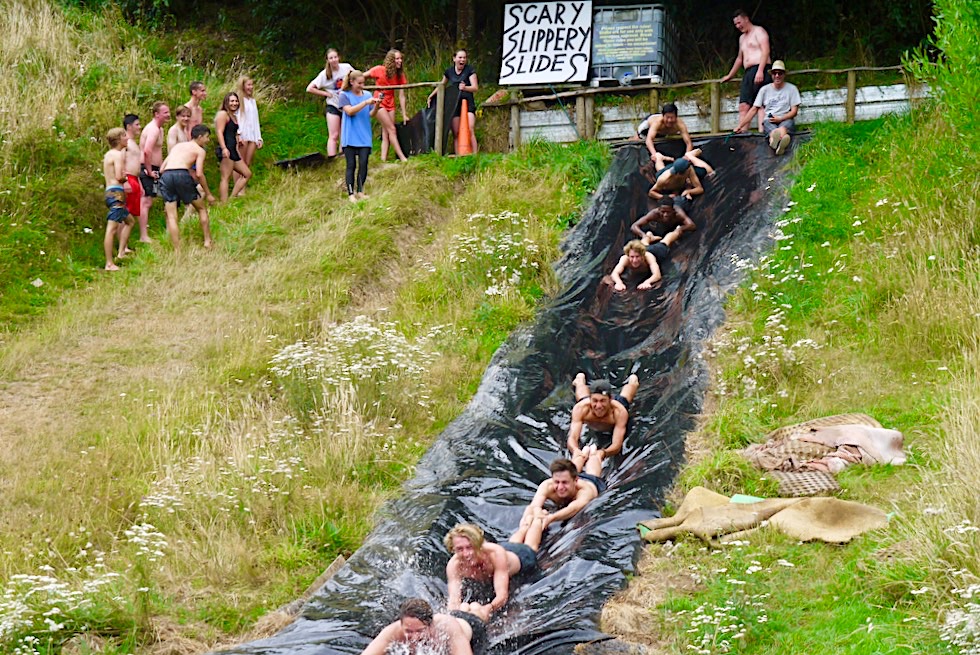 Little River Campground - Scary Slippery Slides: Riesenspaß für alle Kids, Teenies & Junggebliebene - Banks Peninsula - Südinsel Neuseeland
