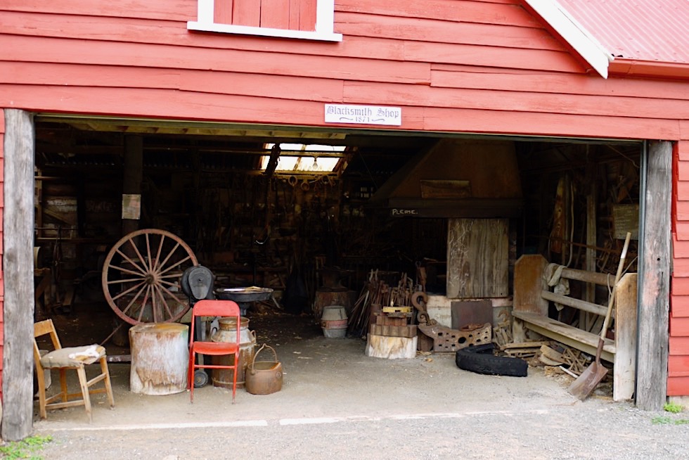 Maori & Colonial Museum: Blacksmith Shop aus der frühen Kolonialzeit - Bank Peninsula Roadtrip - Südinsel Neuseeland