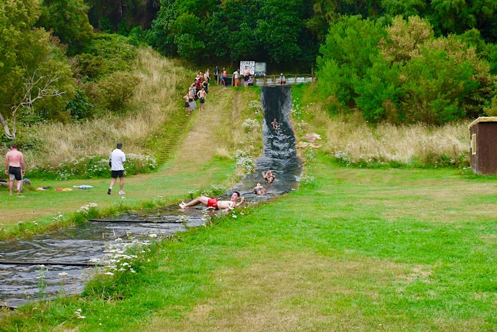 Scary Slippery Slides: eine Attraktion im kultigen Little River Campground - Banks Peninsula - Südinsel Neuseeland