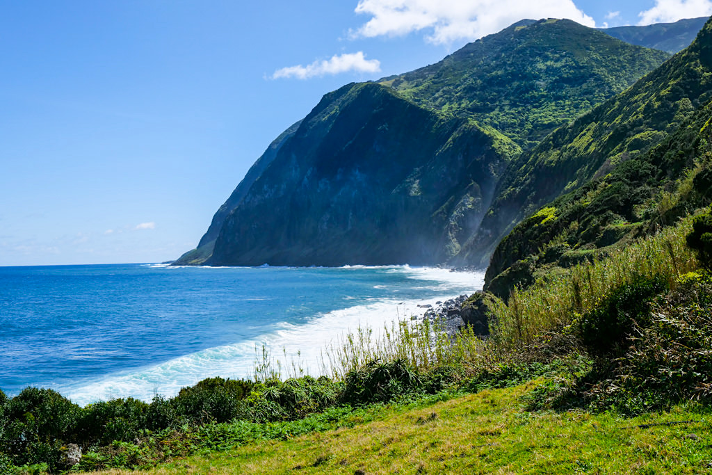 Wild stürmische Atlantik-Küste & Steilklippen bei Faja da Caldeira de Santo Cristo - Sao Jorge - Azoren