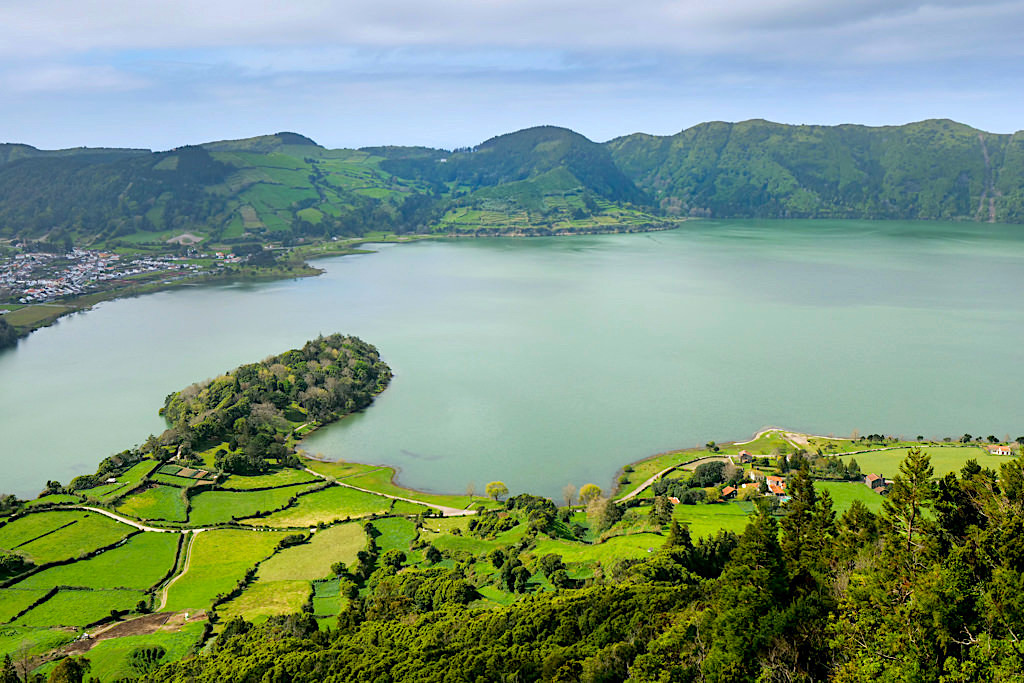 Miradouro do Cerado dos Freitas - Blick auf Lagoa Azul, Sete Cidades & Westseite des Kraters - Sao Miguel, Azoren